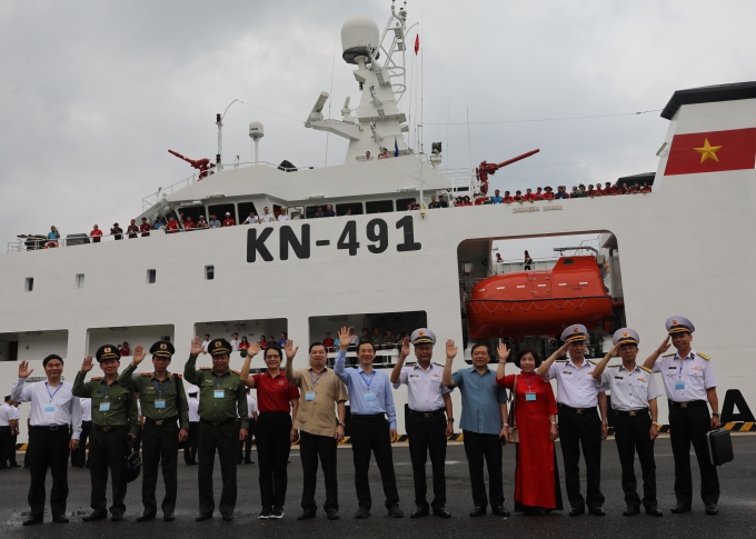 Đoàn công tác chào tạm biệt các chiến sỹ tại quân cảng Cam Ranh, bắt đầu hải trình ra quần đảo Trường Sa sáng 10/4.
