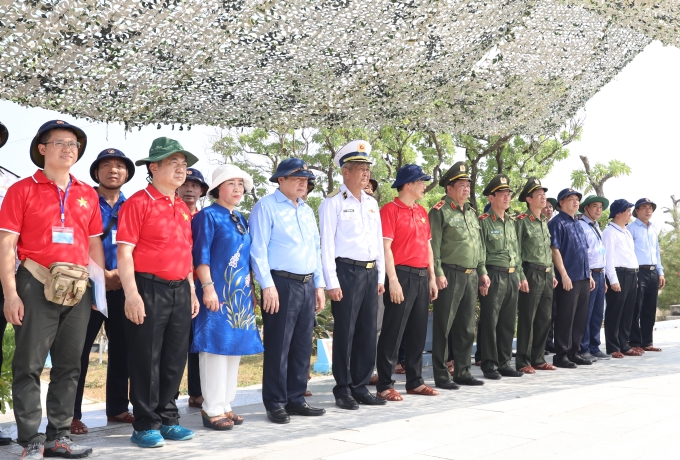 Đoàn dâng hương tại tượng đài Trần Quốc Tuấn.