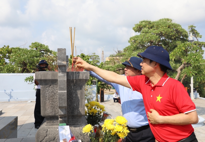 Đoàn dâng hương tại tượng đài Trần Quốc Tuấn.
