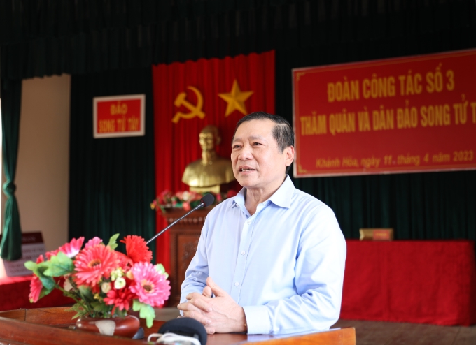 Đồng chí Lại Xuân Môn Phó Trưởng Ban Thường trực Ban Tuyên giáo Trung ương phát biểu tại lễ trao tặng sách trên đảo Song Tử Tây