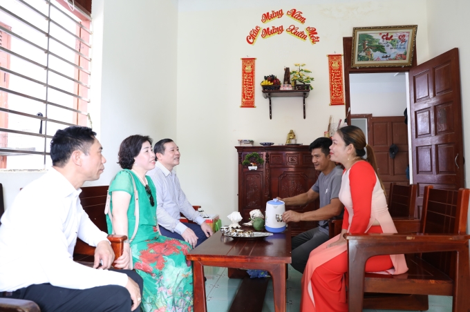 Đồng chí Lại Xuân Môn và các thành viên đoàn Ban Tuyên giáo Trung ương thăm hỏi, tặng quà cho hộ dân trên đảo Sinh Tồn.