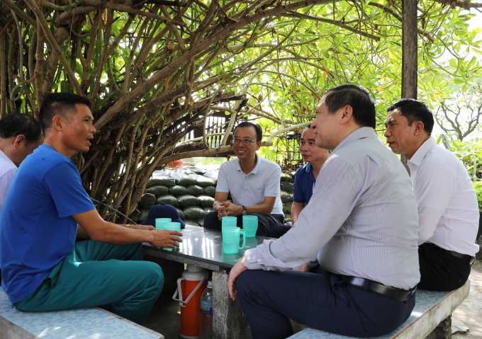Đồng chí Lại Xuân Môn và các thành viên đoàn Ban Tuyên giáo Trung ương thăm hỏi, trao đổi với ngư dân Võ Văn Trung.