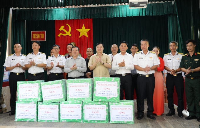 Đồng chí Lại Xuân Môn cùng các thành viên đoàn công tác tặng quà cho bà con và chiến sỹ đảo Sinh Tồn.