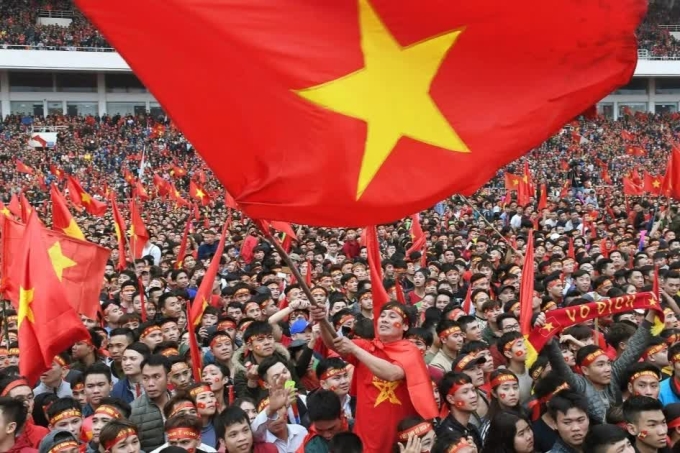 Người hâm mộ bóng đá Việt Nam xuống phố cổ vũ đội tuyển quốc gia (Ảnh: Tiến Tuấn)