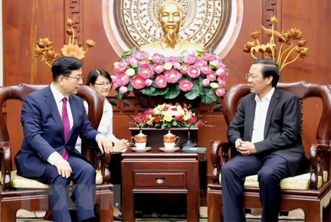 Phó Bí thư Thường trực Thành ủy, Chủ tịch Ủy ban Nhân dân Thành phố Hồ Chí Minh Phan Văn Mãi (phải) tiếp Tổng Giám đốc Korea CEO Summit Park Bong Kyu. (Ảnh: Hồng Giang/TTXVN)