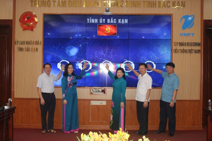 Các đồng chí lãnh đạo ấn nút khai trương Trang Thông tin điện tử Đảng bộ tỉnh.