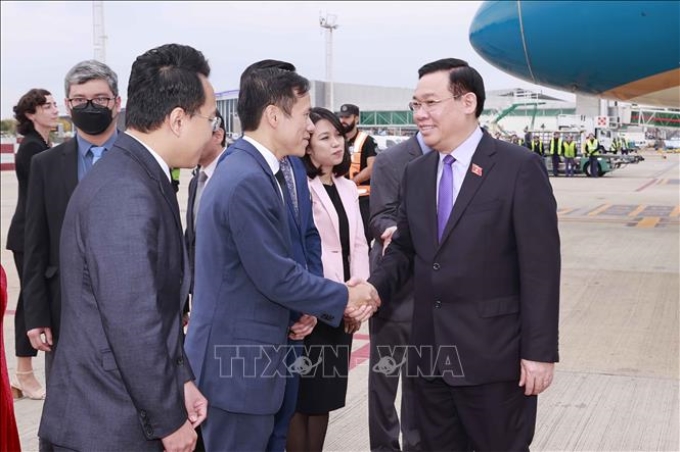 Lễ đón Chủ tịch Quốc hội Vương Đình Huệ tại sân bay quốc tế Ministro Pistarini (Ezeiza Airport) thủ đô Buenos Aires, Argentina. Ảnh: Doãn Tấn/TTXVN