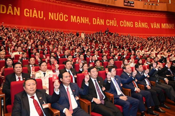Các đại biểu biểu quyết, thông qua Nghị quyết Đại hội XIII Đảng Cộng sản Việt Nam. Ảnh nguồn: nhandan.com.vn.