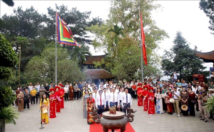 Các đại biểu và nhân dân thành kính dâng hương tưởng niệm Tổ Mẫu Âu Cơ. Ảnh: Trung Kiên/TTXVN