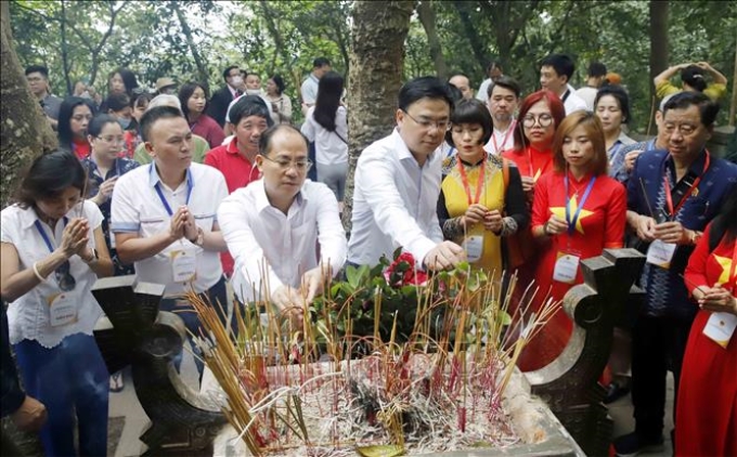 Thứ trưởng Bộ Ngoại giao, Chủ nhiệm Ủy ban Nhà nước về người Việt Nam ở nước ngoài Phạm Quang Hiệu cùng đoàn đại biểu kiều bào tiêu biểu dâng hương tại Lăng Hùng Vương. Ảnh: Trung Kiên/TTXVN