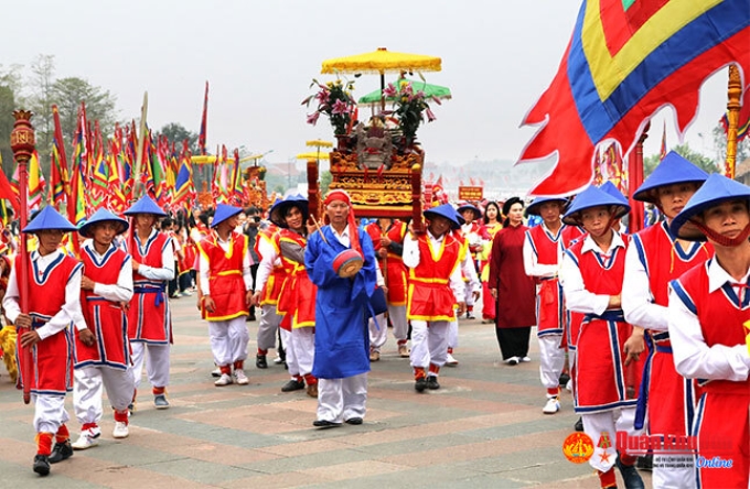 Lễ rước kiệu là một trong những nghi lễ chính thức trong ngày giỗ tổ Hùng Vương.