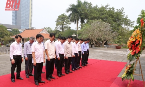 Đoàn Ban Tuyên giáo Trung ương đặt vòng hoa, dâng hương tại Khu tưởng niệm Chủ tịch Hồ Chí Minh (Thanh Hóa)