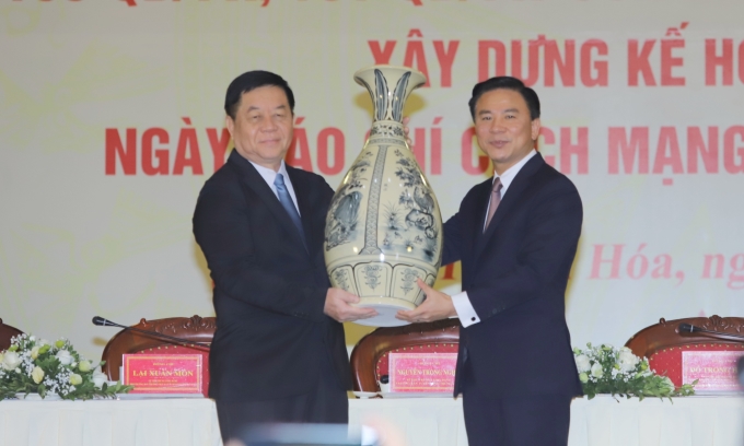 Đồng chí Nguyễn Trọng Nghĩa, Bí thư Trung ương Đảng, Trưởng Ban Tuyên giáo Trung ương trao tặng bình gốm kỷ niệm cho tỉnh Thanh Hóa.