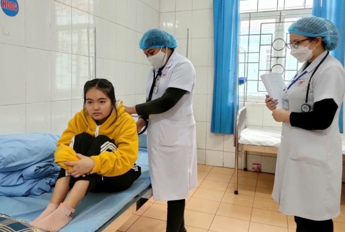 Cán bộ y tế Trung tâm Y tế huyện Bạch Thông tận tình chăm sóc người bệnh.