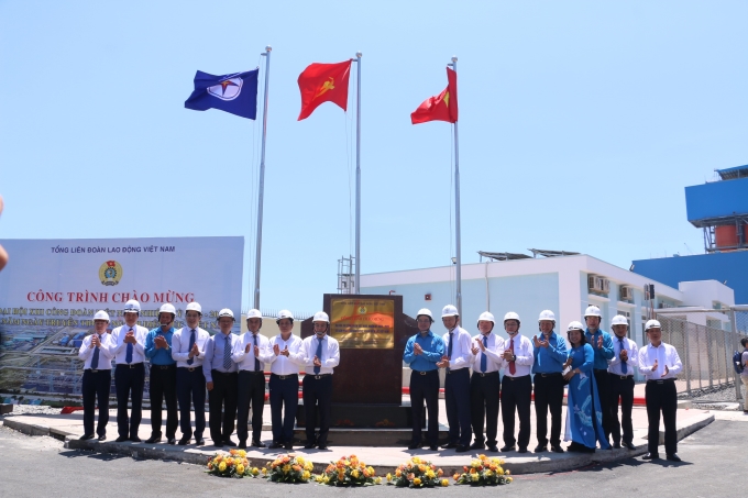 Đồng chí Nguyễn Đình Khang, Ủy viên Ban Chấp hành Trung ương Đảng, Chủ tịch Tổng LĐLĐ Việt Nam, Phó Chủ tịch Hội đồng Thi đua khen thưởng Trung ương cùng lãnh đạo tỉnh Khánh Hoà, Tập đoàn Điện lực Việt Nam long trọng gắn biển công trình đầu tiên của cả nước chào mừng Đại hội XIII Công đoàn Việt Nam, nhiệm kỳ 2023-2028.