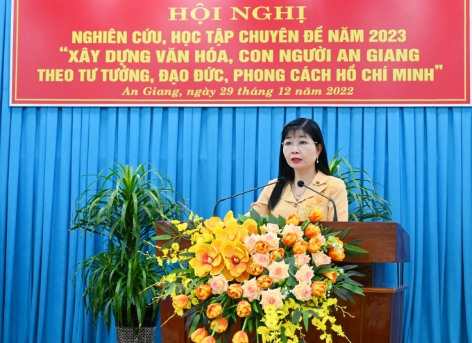 Đồng chí Trần Thị Thanh Hương, Trưởng ban Tuyên giáo Tỉnh ủy An Giang Trưởng Đoàn Đại biểu Quốc hội tỉnh An Giang phát biểu tại hội nghị. (Ảnh: Báo An Giang)