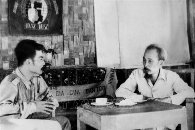 Chủ tịch Hồ Chí Minh và Hoàng thân Xu-pha-nu-vông. Ảnh TTXVN.