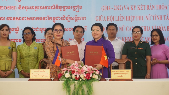Lãnh đạo Hội Phụ nữ hai tỉnh Tây Ninh và Tbong Khmum cùng kí kết bản thỏa thuận hợp tác giai đoạn 2022-2027