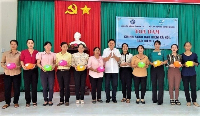 Các hội viên phụ nữ phấn khởi tham gia “Nuôi heo đất tiết kiệm tham gia BHXH tự nguyện” tại tỉnh Bến Tre.