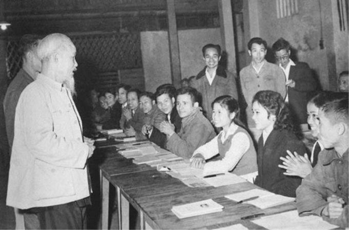 Chủ tịch Hồ Chí Minh thăm lớp học bổ túc văn hóa và kỹ thuật buổi tối của công nhân Nhà máy Ô-tô 1/5. (năm 1963). (Ảnh tư liệu)