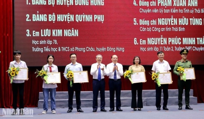 Lãnh đạo Ban Tuyên giáo Tỉnh ủy và Hội đồng nhân dân tỉnh Thái Bình trao Giải nhì cho tập thể và cá nhân.