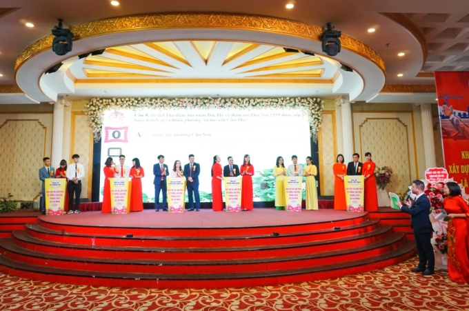Các thí sinh cụm số 1 Đảng bộ Thành phố Cẩm Phả tham gia phần thi Hiểu biết.