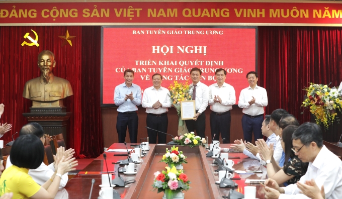 Tập thể lãnh đạo Ban tặng hoa chúc mừng đồng chí Nguyễn Phú Trường.