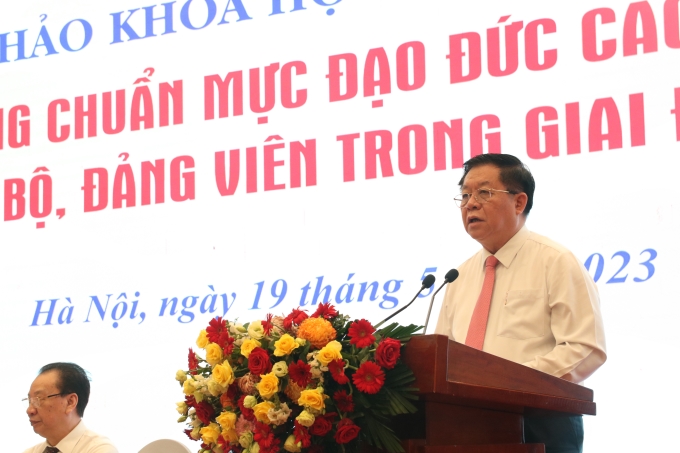 Đồng chí Nguyễn Doãn Toản, Trưởng ban Tuyên giáo Thành  ủy Hà Nội tham luận tại Hội thảo.