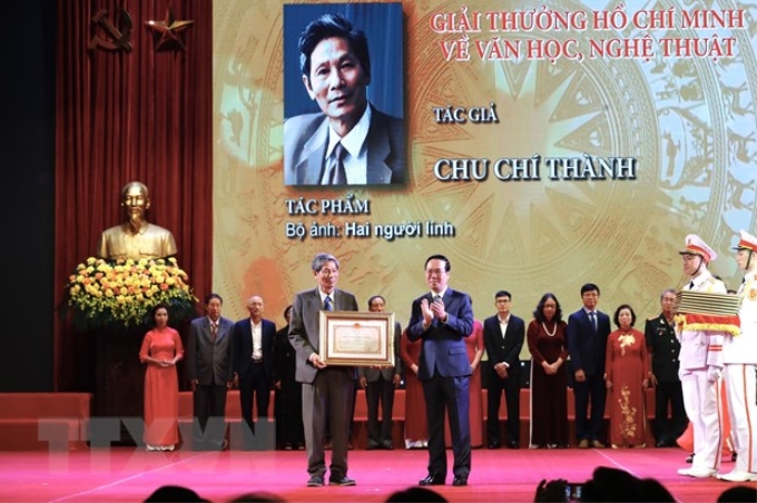 Chủ tịch nước Võ Văn Thưởng trao tặng Giải thưởng Hồ Chí Minh cho tác giả Chu Chí Thành, nguyên phóng viên Thông tấn xã Việt Nam với bộ ảnh 'Hai người lính.' (Ảnh: Lâm Khánh/TTXVN)