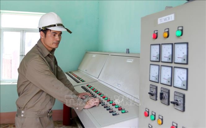Cán bộ nhà máy nước Sa Pa túc trực vận hành hệ thống cấp nước phục vụ nhân dân và các hộ kinh doanh trên địa bàn. Ảnh: Quốc Khánh/TTXVN
