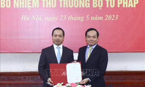 Phó Thủ tướng Trần Lưu Quang trao quyết định bổ nhiệm Thứ trưởng Bộ Tư pháp