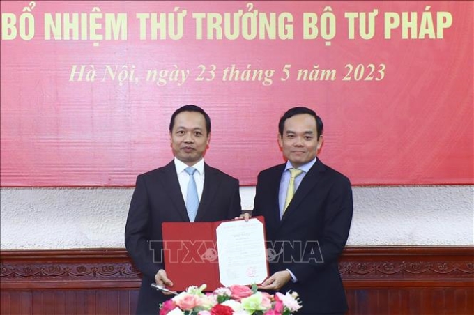 Phó Thủ tướng Trần Lưu Quang trao Quyết định bổ nhiệm đồng chí Trần Tiến Dũng giữ chức Thứ trưởng Bộ Tư pháp. Ảnh: Lâm Khánh/TTXVN