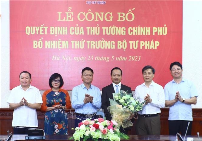 Lãnh đạo Bộ Tư pháp chúc mừng tân Thứ trưởng Bộ Tư pháp Trần Tiến Dũng. Ảnh: Lâm Khánh/TTXVN