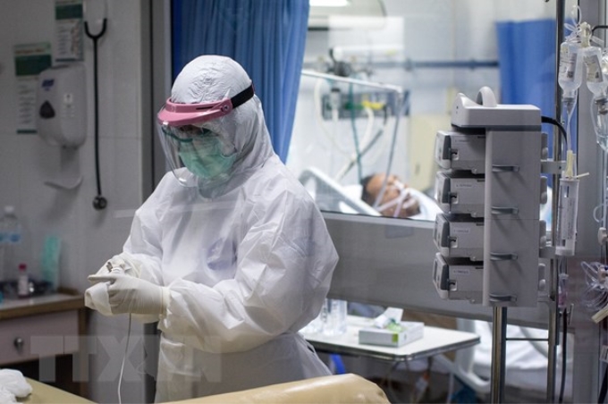Nhân viên y tế điều trị cho bệnh nhân COVID-19 tại bệnh viện ở Bangkok, Thái Lan. (Nguồn: AFP/TTXVN)