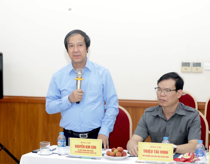 Bộ trưởng Bộ GD&amp;ĐT Nguyễn Kim Sơn khẳng định mối quan hệ phối hợp khăng khít giữa Bộ GD&amp;ĐT và Hội Khuyến học Việt Nam như hình ảnh chiếc xe ngựa người kéo, người đẩy tiến về phía trước.