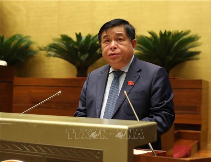 Bộ trưởng Bộ Kế hoạch và Đầu tư Nguyễn Chí Dũng trình bày Tờ trình về dự thảo Nghị quyết của Quốc hội về thí điểm một số cơ chế, chính sách đặc thù phát triển Thành phố Hồ Chí Minh. Ảnh: An Đăng/TTXVN