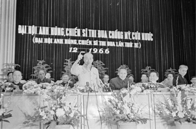 Chủ tịch Hồ Chí Minh phát biểu tại Đại hội Anh hùng, Chiến sĩ thi đua chống Mỹ, cứu nước (Đại hội Anh hùng Chiến sĩ Thi đua lần thứ IV) tháng 12-1966 - Nguồn: mcve.org.vn