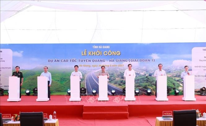 Thủ tướng Phạm Minh Chính và các đại biểu khởi công Dự án cao tốc Tuyên Quang - Hà Giang giai đoạn 1. Ảnh: Dương Giang/TTXVN