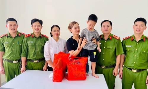 Lai Châu: Hai cán bộ công an cứu sống bé trai 4 tuổi bị đuối nước