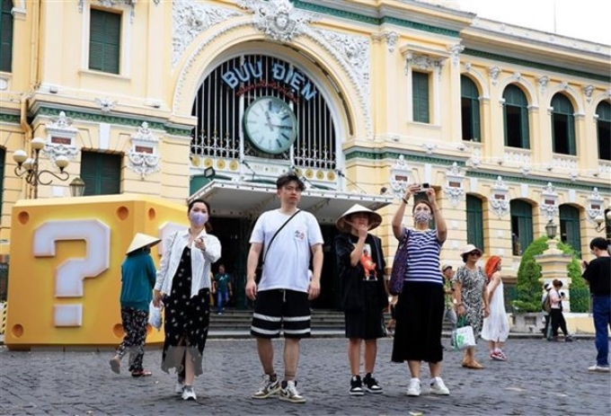 Du khách Hàn Quốc tham quan Bưu điện Trung tâm Thành phố Hồ Chí Minh. (Ảnh: Hồng Đạt/TTXVN)