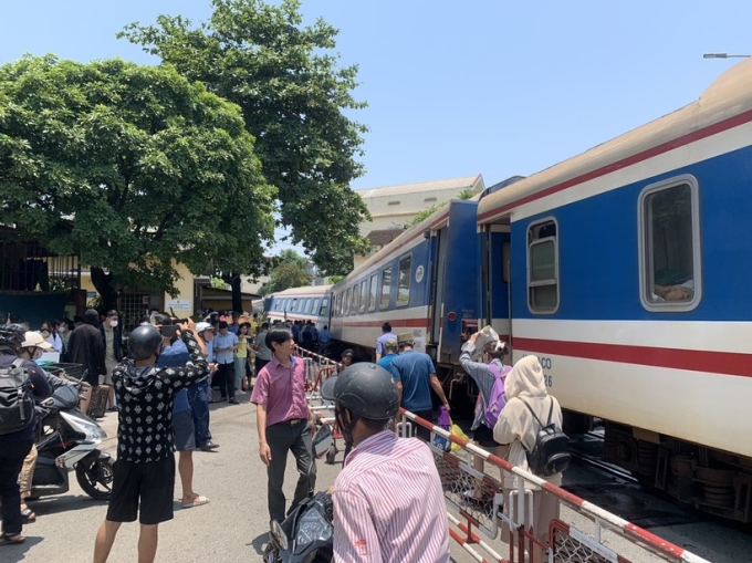 2 toa tàu số 5, 6 thuộc tàu hỏa SE 1 bị trật đường ray tại TP Huế (Ảnh: Ngọc Minh).