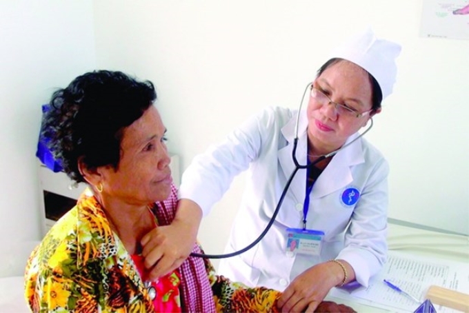 Khám, chữa bệnh cho đồng bào dân tộc Khmer ở xã Biên Giới, huyện Châu Thành (Tây Ninh). Ảnh: Đức Hoảnh