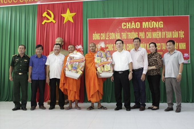 Đồng chí Lê Sơn Hải, Thứ trưởng, Phó Chủ nhiệm Uỷ ban Dân tộc tặng quà đại diện các chùa Khmer tại Tây Ninh