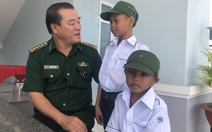 Bộ đội Biên phòng Tây Ninh nhận các cháu học sinh Khmer làm con nuôi