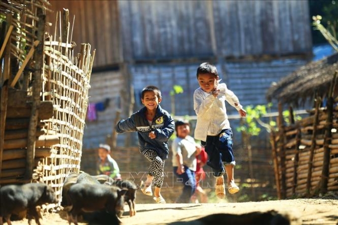 Niềm vui của những đứa trẻ vùng cao là được chạy nhảy vui chơi cùng bạn bè. Ảnh tư liệu: Phan Tuấn Anh/ TTXVN