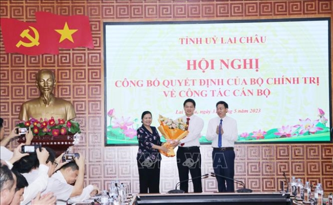 Ủy viên Trung ương Đảng, Bí thư Tỉnh ủy, Chủ tịch HĐND tỉnh, Trưởng đoàn đại biểu Quốc hội tỉnh Lai Châu Giàng Páo Mỷ tặng hoa chúc mừng tân Phó Bí thư Tỉnh ủy Lai Châu Vũ Mạnh Hà.