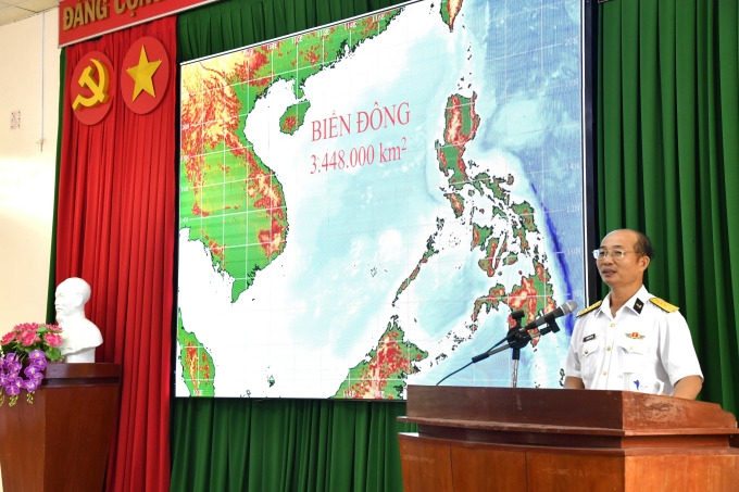 Đại tá Nguyễn Đức Cầu, Phó Chủ nhiệm Chính trị Vùng 5 Hải quân thông tin về tình hình biển, đảo.