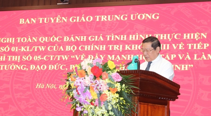 Đồng chí Lại Xuân Môn trình bày báo cáo tại Hội nghị.
