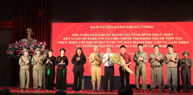 Thay mặt lãnh đạo Ban Tuyên giáo Trung ương, đồng chí Lê Hải Bình, Ủy viên dự khuyết Trung ương Đảng, Phó Trưởng ban Tuyên giáo Trung ương tặng hoa cho lãnh đạo, nghệ sỹ Nhà hát kịch Việt Nam.