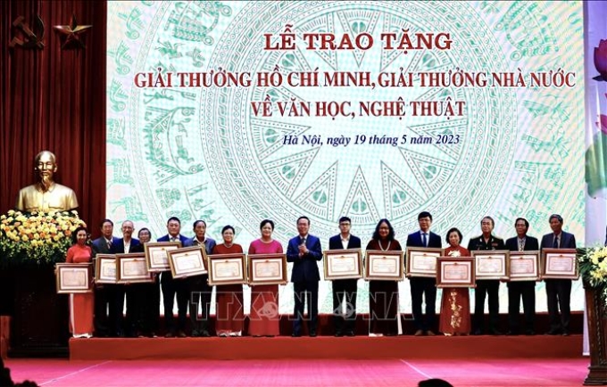 Chủ tịch nước Võ Văn Thưởng trao Giải thưởng Hồ Chí Minh cho tác giả, đại diện gia đình các tác giả. Ảnh: Lâm Khánh/TTXVN